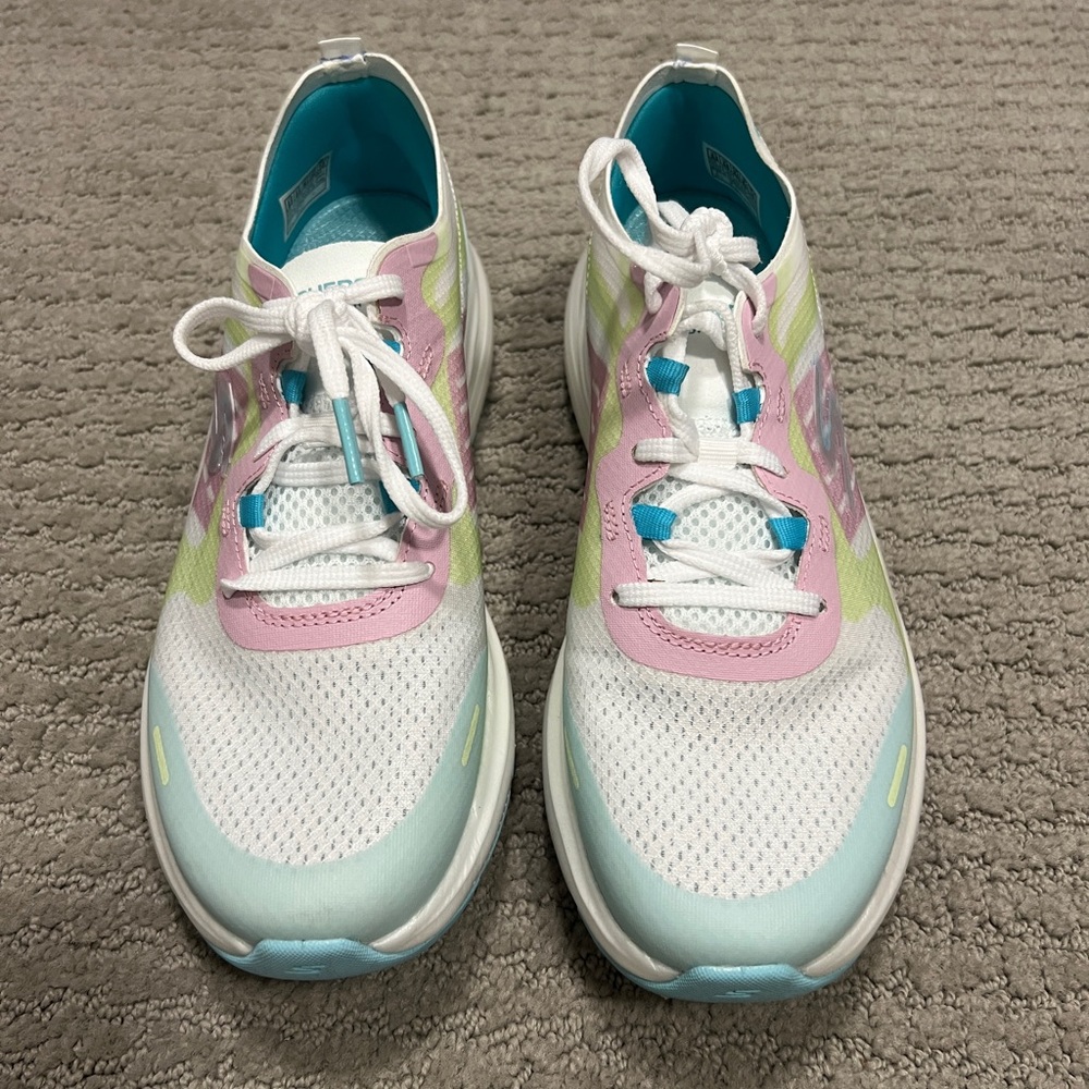 Sketchers sneakers